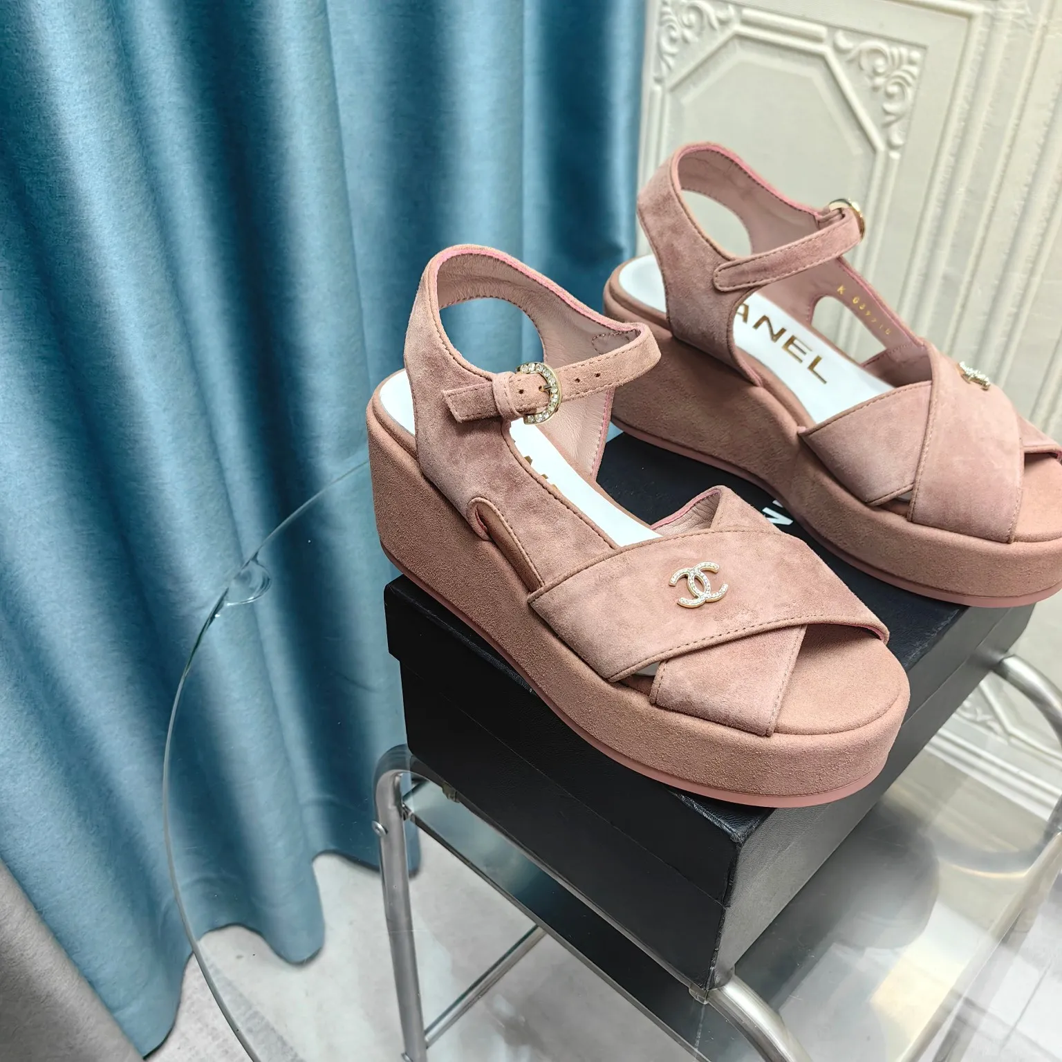 👟👟Ex-factory price 540👟👟 Top version Chanel/Chanel 24ss thick-soled lame-heeled sandals Material ☑️Fabric: patent leather/sheep ☑️Lining: sheepskin ☑️Outsole: original outsole ☑️Heel height: 7.5cm ☑️Number of yards: 35-40